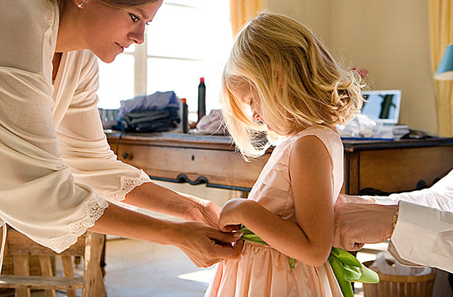 What kind of dress should a mother choose for her daughter’s important performance day?